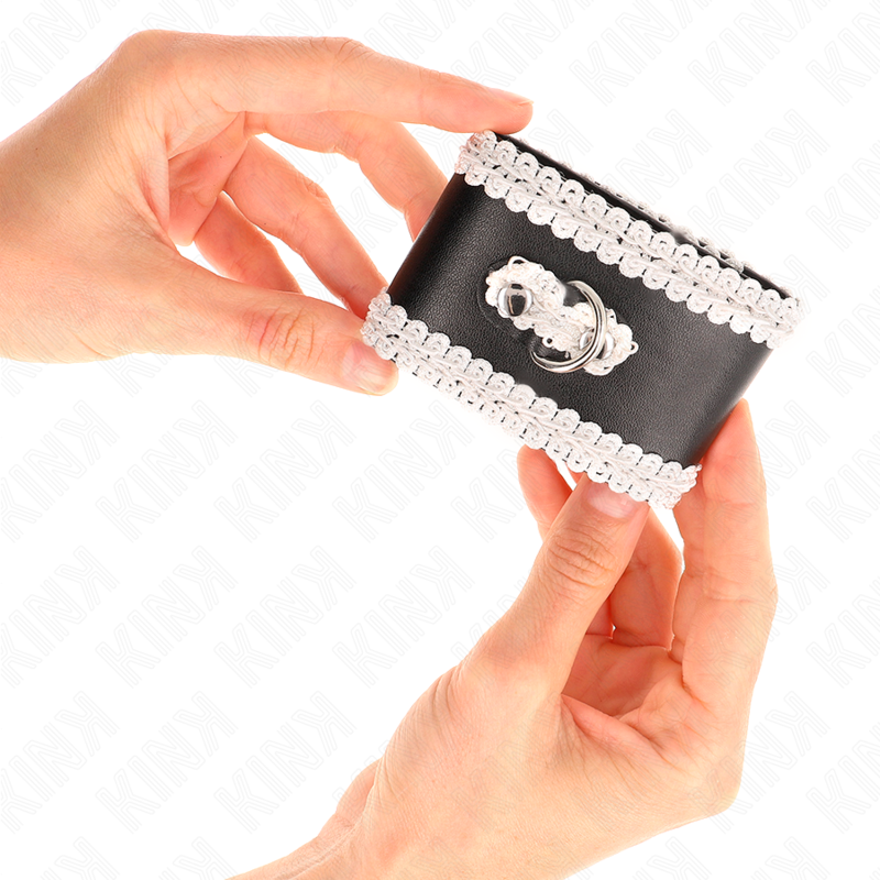 KINK - CZARNE KARABINEK NA NADGARSTKI Z BIAŁĄ DEKORACYJNĄ KORONKĄ REGULOWANY 20-23 CM X 5,5 CM