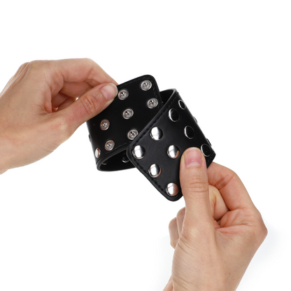 KINK - KLAMRY NA NADGARSTKI Z ZAPIĘCIEM NA NAPĘD Z NITAMI CZARNE REGULOWANE 19-24 CM X 5,5 CM