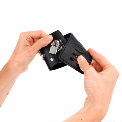 KINK - PUNKOWE KARABINEK NA NADGARSTKI Z KOLCAMI 25 X 6 CM