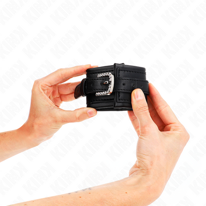 KINK - KLAMRY NA NADGARSTEK Z KAMIENIAMI ZE STRINGAMI, CZARNE, REGULOWANE, 25-32 CM X 5,5 CM