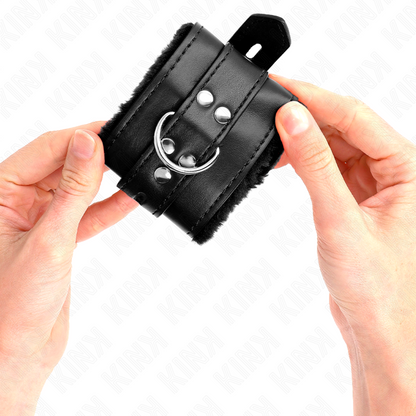 KINK - OWIJKI NA NADGARSTKI Z FUTREM I KWADRATOWYMI OTWÓRKAMI W KOLORZE CZARNYM I CZARNYM PASKIEM REGULOWANYM 17-29 CM X 6 CM