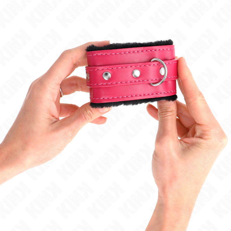 KINK - WYSOKIEJ JAKOŚCI UCHWYTY NA NADGARSTKI WYKOŃCZONE FUTREM, CZARNE Z PASKIEM W KOLORZE MALINOWYM, REGULOWANE 17-29 CM X 6 CM