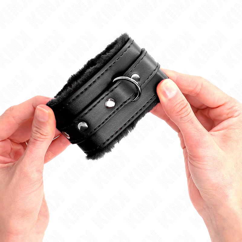 KINK - WYSOKIEJ JAKOŚCI UCHWYTY NA NADGARSTKI WYŚCIELONE FUTREM, CZARNE Z CZARNYM PASKIEM, REGULOWANE 17-29 CM X 6 CM